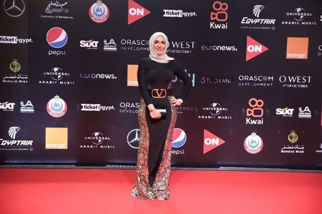 أدارت “شاهد” وأكبر منصة للأفلام الهندية.. تعرف على المحجبة الوحيدة التي خطفت الأنظار في الجونة