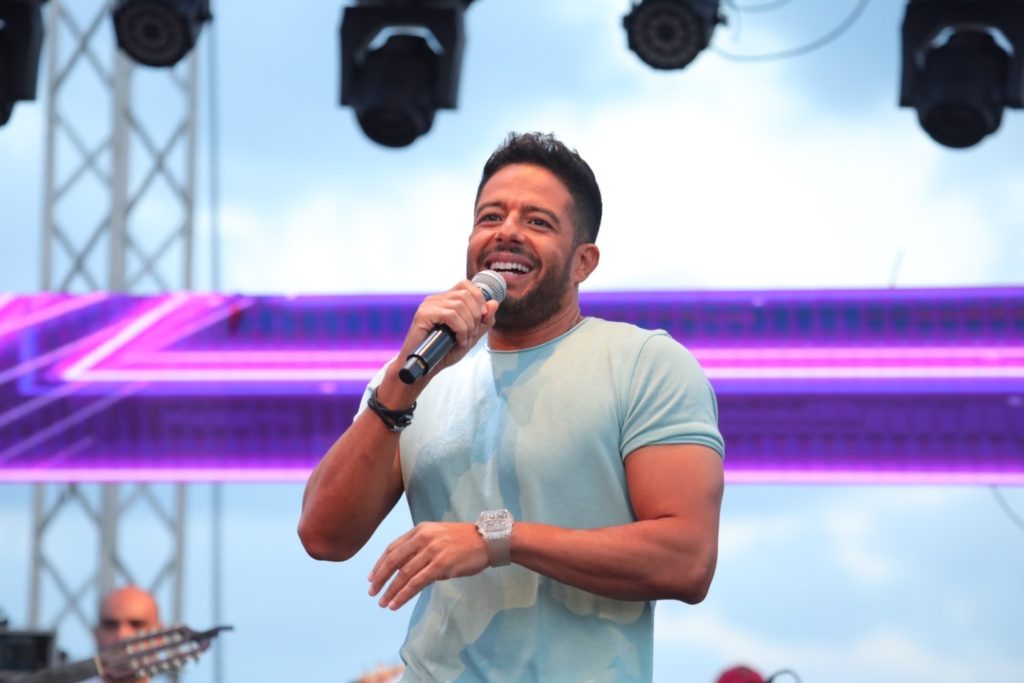 مشاهير تزوجوا بمعجبيهم