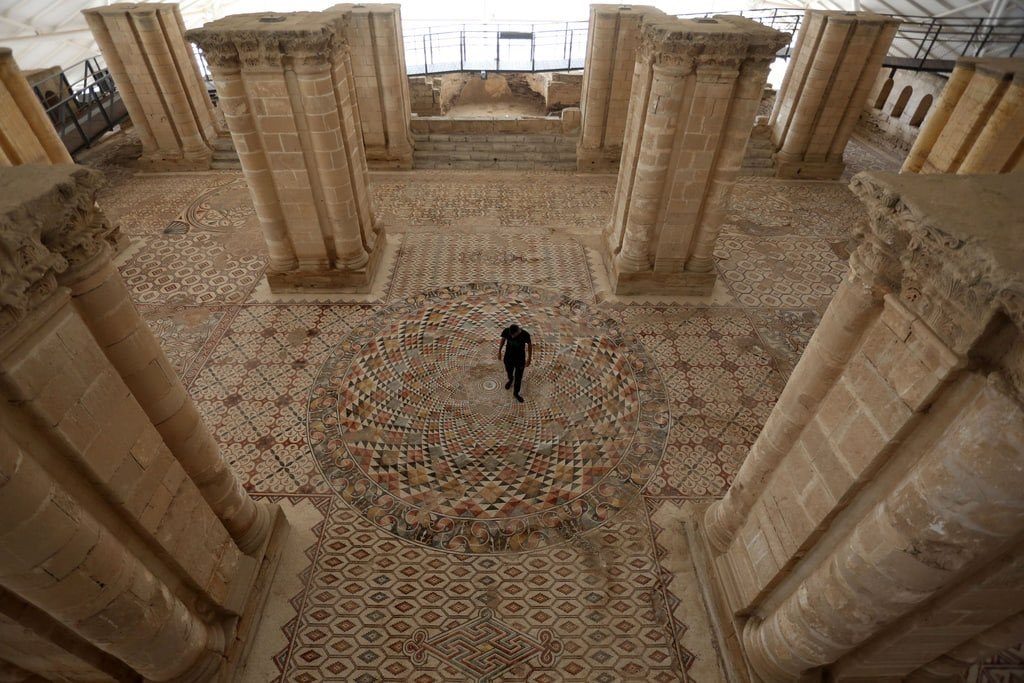 الكشف عن أكبر ساحة من الفسيفساء بالعالم في قصر فلسطيني.. تشبه سجادة برسومات “جميلة” (صور)