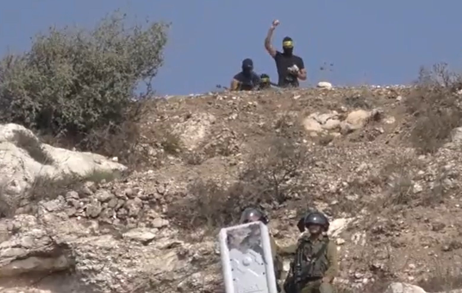 فلسطينيون ينصبون كميناً للجيش الإسرائيلي.. التفوا حول المجنَّدين بالضفة وأمطروهم بالحجارة (فيديو)