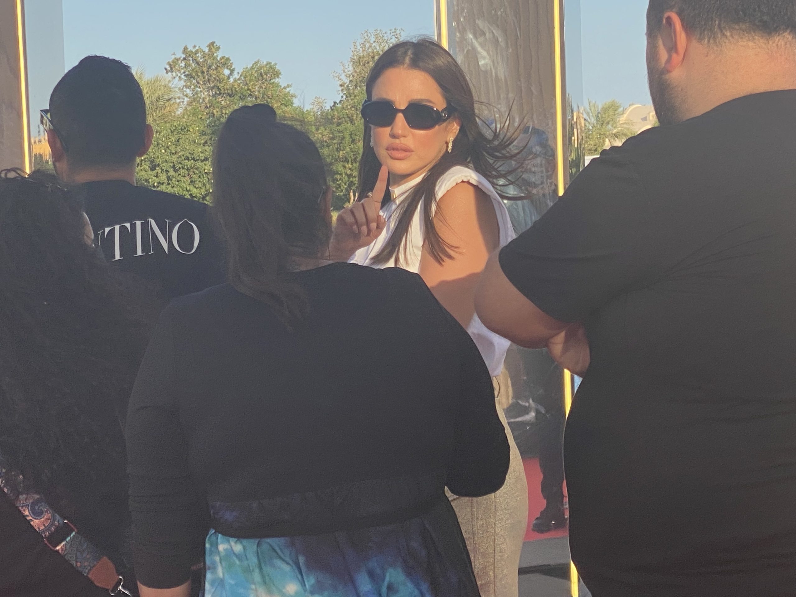 بسبب حذائها ذي الكعب العالي.. الفنانة التونسية درة تنفعل على المصورين بمهرجان الجونة (صور)