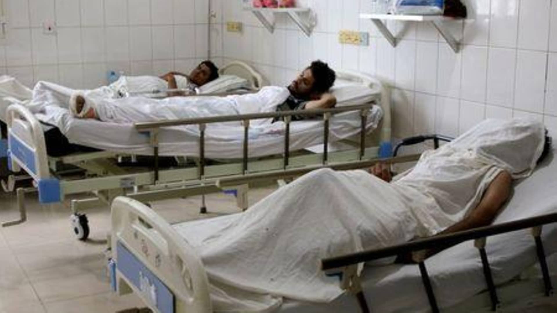 “بُترت أعضاؤهم على يد أطباء غير مرخصين”! تحقيق يكشف معاناة اليمنيين في مستشفيات مدعومة من السعودية