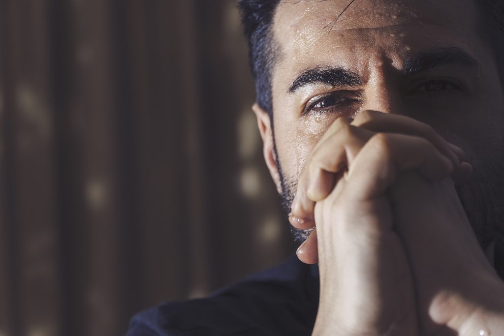 ماذا يجب أن تفعل حيال من يشكو إليك همومه؟/ Istock