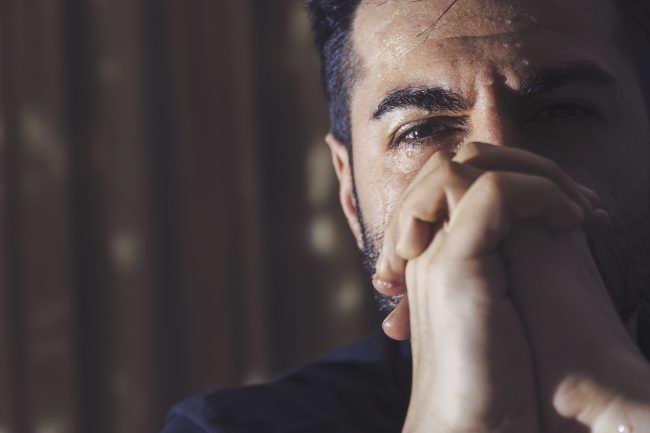 أنصت إليه بدلاً من الاستخفاف به.. هكذا يجب أن تتعامل مع من يشكو إليك همومه