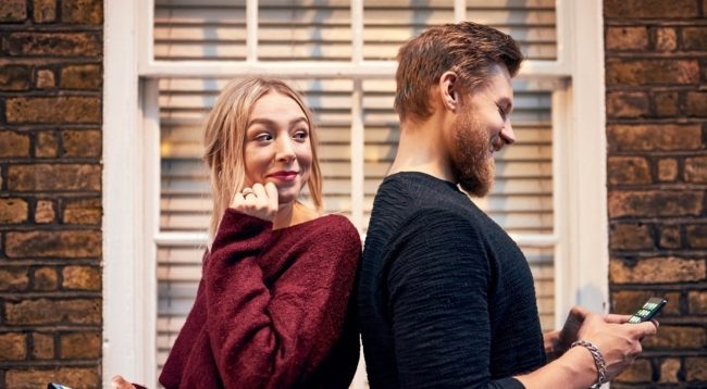 استطلاع يكشف نتائج مقلقة لمستخدمي “تطبيقات المواعدة”.. حذر من مصير زيجات تبدأ بتعارف على الإنترنت