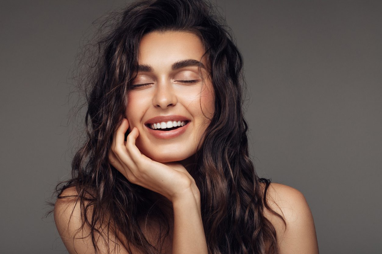 خالٍ من المواد الضارة ويحافظ على صحة البشرة.. تعرفي على “المكياج الطبي” وأشهر الماركات