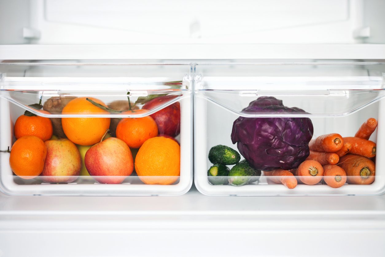 لتحافظ على الفواكه والخضراوات طازجة لأطول فترة ممكنة.. إليك الطريقة الصحيحة لاستخدام أدراج الثلاجة