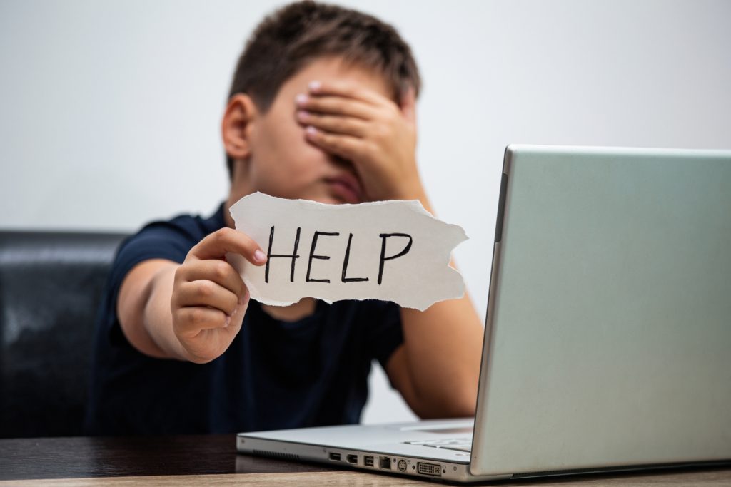 قد تراود الطفل أفكار انتحارية يجب ألا نتجاهلها، ونتعامل معها بسرعة/ Istock