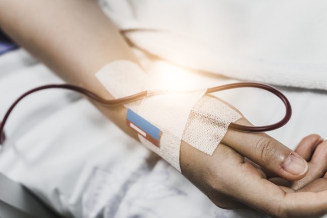 كيف أُخبر طفلاً أن سرطان الدم ينهش جسد والدته.. وستمضي؟!