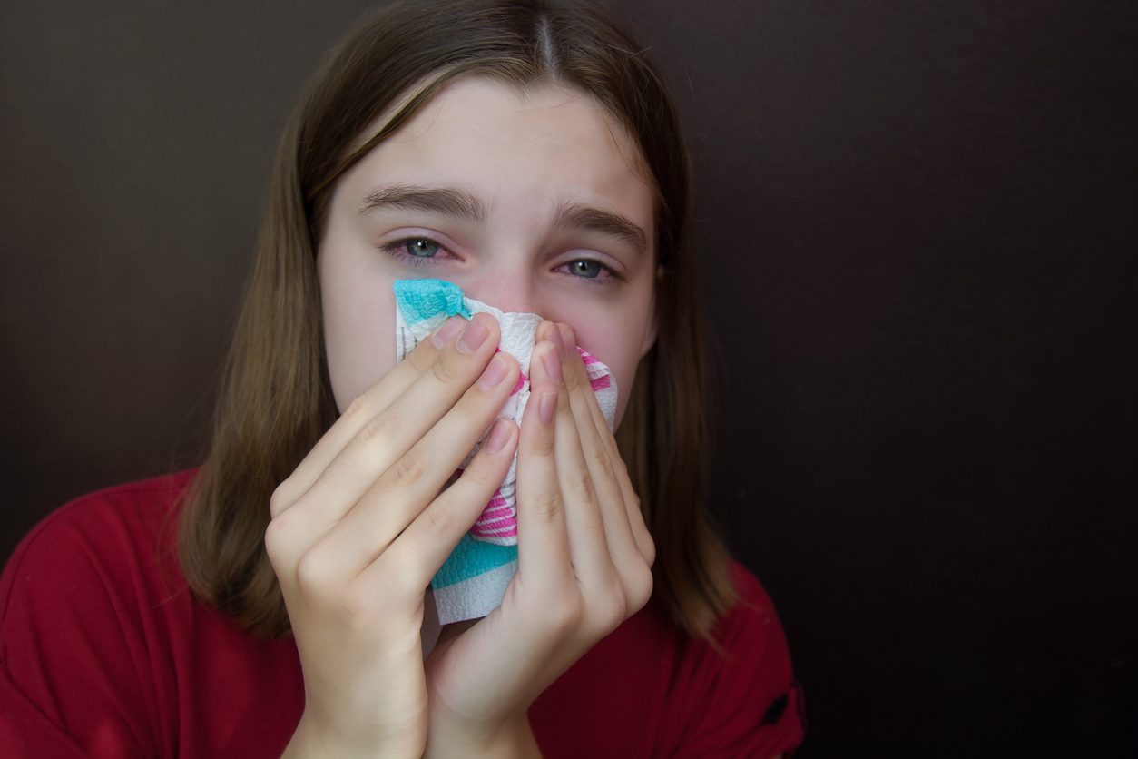 لماذا تدمع العين عند التمخط