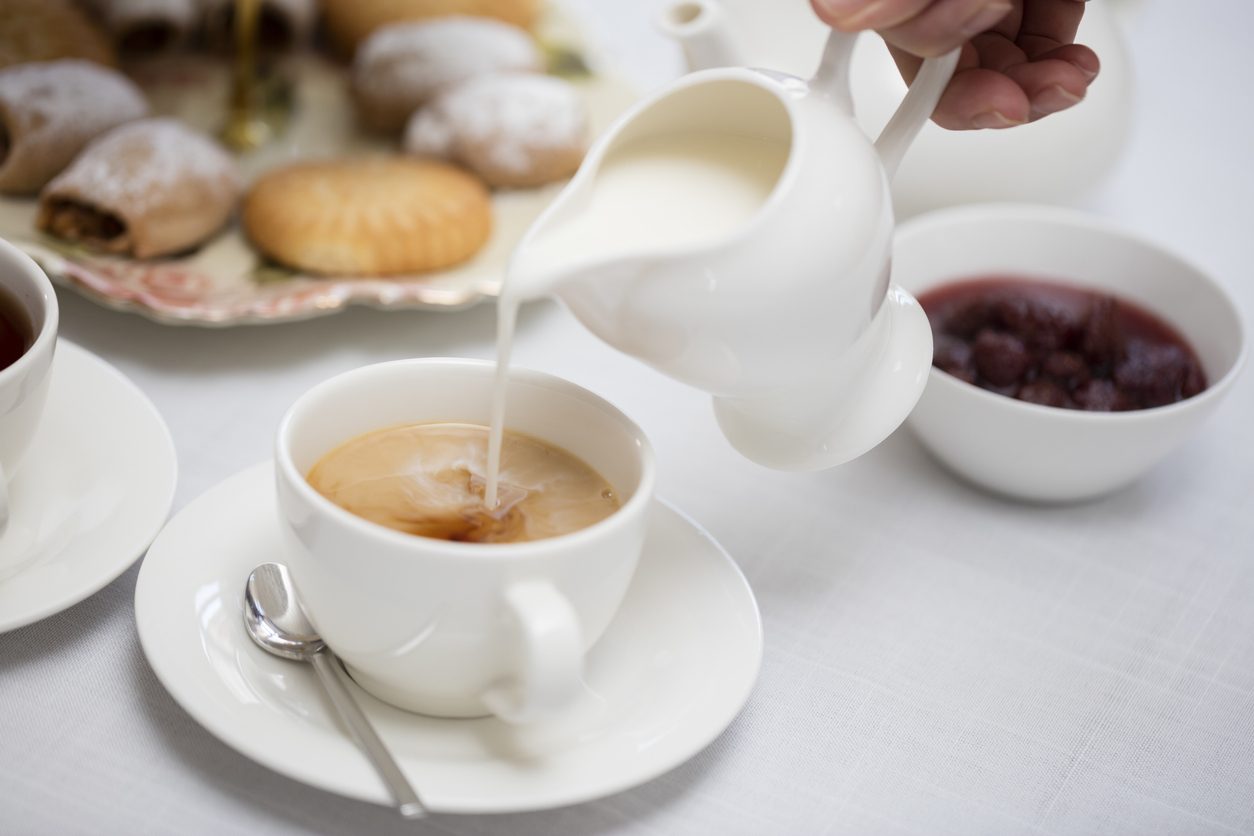 لماذا نضيف الحليب إلى الشاي