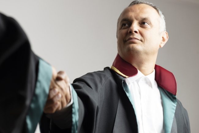 شحْن حاسوبٍ محمول بمحكمة يُشعل معركة قضائية بين محامٍ وقاضٍ! القضاء الأعلى بطوكيو ينظر القضية