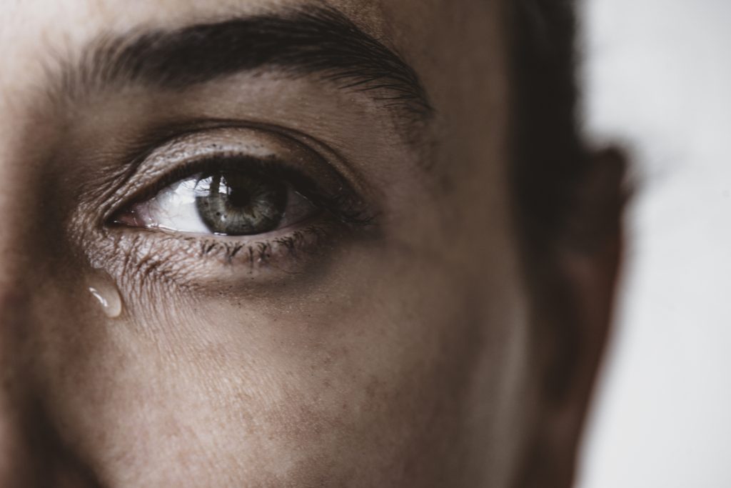 يكمن حل الألم النفسي في مواجهته لا الهرب منه/ Istock