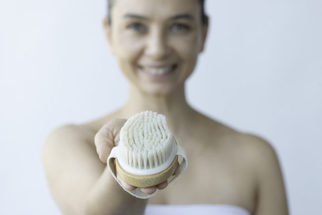 تحفِّز الدورة الدموية وتساعد البشرة على التخلص من السموم.. تعرَّفي على فوائد الفرشاة الجافة وطريقة استخدامها