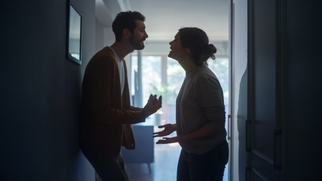 التملُّك وحب السيطرة خطر محدِّق يهدِّد العلاقات.. متى تعرف أن شريك حياتك مصاب به؟ وكيف تتعامل معه؟