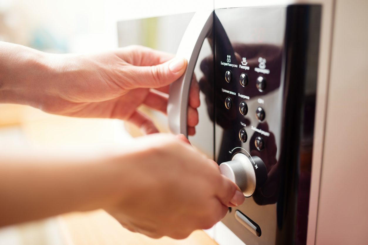 أشياء لا يجب وضعها في الميكروويف \iStock