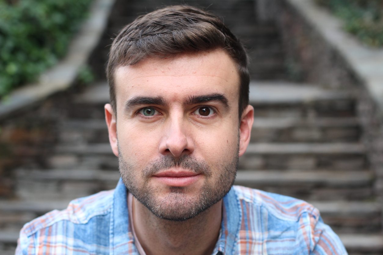 لا يقتصر على حديثي الولادة وقد يُسببه ورم أو التهاب.. تعرَّف على أسباب تغيُّر لون العينين