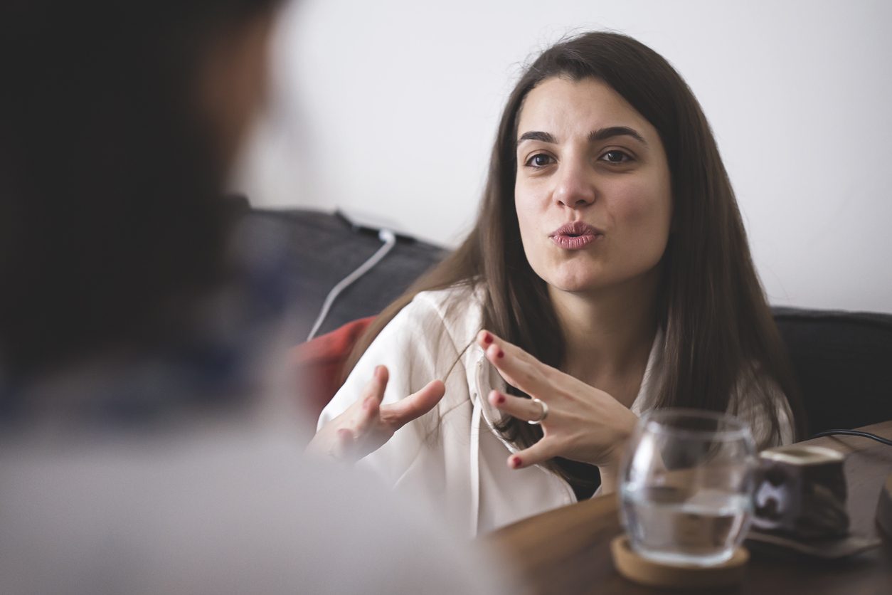 إجراء نقاش مع المختلفين في الرأي