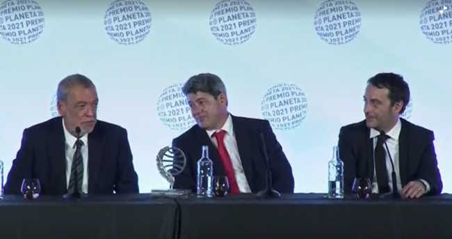 صدمة بحفل توزيع جوائز أدبية.. فوز “كاتبة” مشهورة بمليون يورو، ليكتشفوا أنه اسم وهمي لـ 3 رجال!