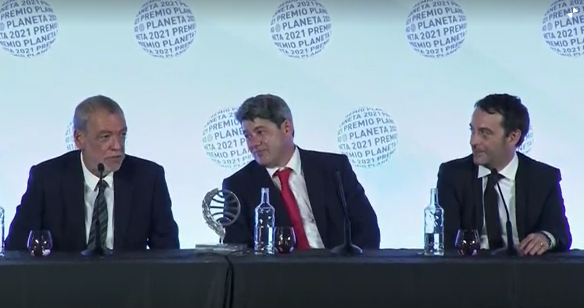 صدمة بحفل توزيع جوائز أدبية.. فوز “كاتبة” مشهورة بمليون يورو، ليكتشفوا أنه اسم وهمي لـ 3 رجال!