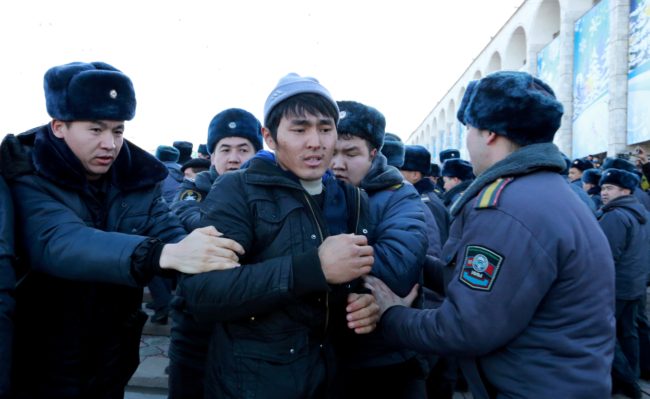 تقرير يكشف أساليب الصين لإجبار “الفارين” على العودة للبلاد.. ترهيب للأهالي واختطاف وتواطؤ مع دول أخرى