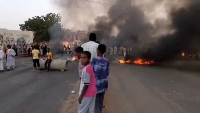 حمدوك يقيل مدير قوات الشرطة السودانية ونائبه.. وزارة الداخلية تعرَّضت لانتقادات بعد قتل متظاهرين