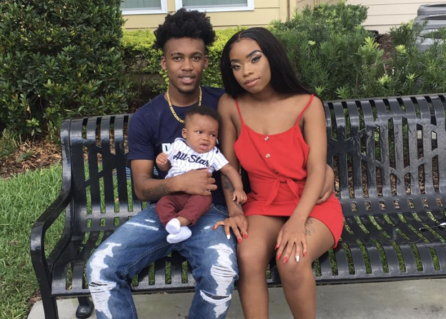 رضيع يقتل والدته بمسدس والده! وجده في حقيبة ملقاة بالمنزل فأطلق عليها النار وهو يلهو به