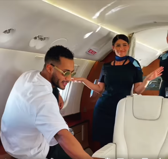 Social Media/ محمد رمضان يرقص مع مضيفات الطائرة