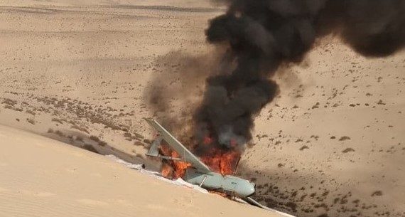 تنظيم “ولاية سيناء” ينشر صورة لطائرة مسيرة محطمة تابعة للجيش المصري في بئر العبد