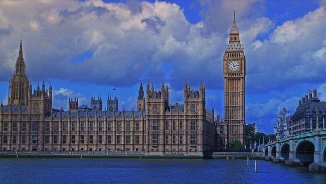 المسيحيون ببريطانيا نحو الأقلية! المملكة تشهد ارتفاعاً كبيراً بعدد الأشخاص الذين لا يتبعون أي دين