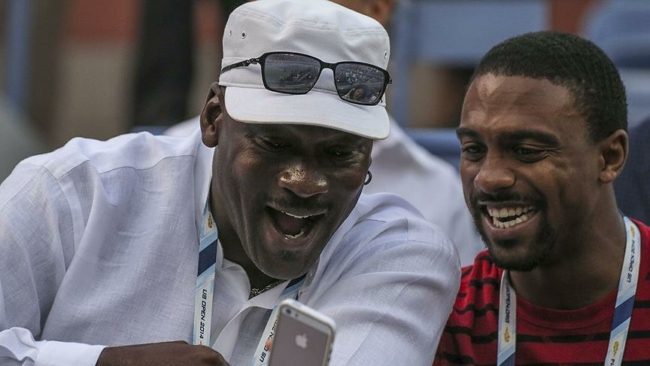 حذاء أسطورة كرة السلة مايكل جوردن يحطم رقماً قياسياً في سوق المزادات.. بيع مقابل 1.5 مليون دولار!