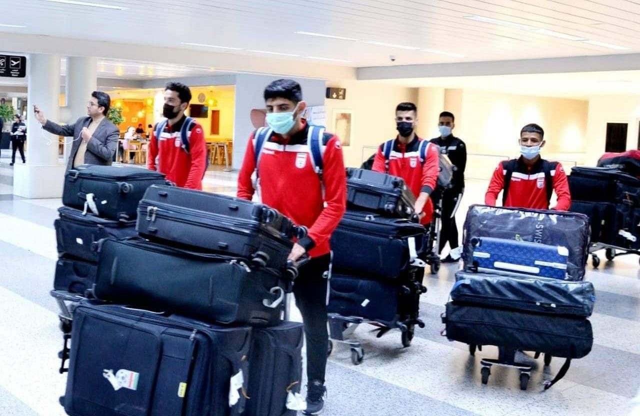 حقائب منتخب إيران الضخمة تثير فضول اللبنانيين! وزير الداخلية يأمر بفتح تحقيق حول عدم تفتيشها بالمطار