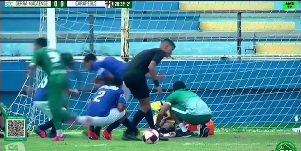 مباراة كرة قدم في البرازيل تتحول إلى ساحة لتبادل إطلاق النار.. فيديو يوثق لحظات رعب حقيقية عاشها اللاعبون