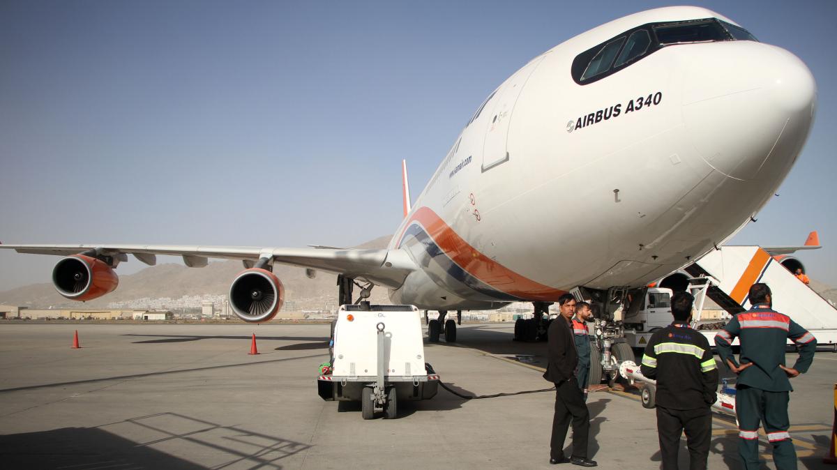 طالبان تعقد أولى صفقاتها التجارية مع الصين.. ستصدر أطناناً من حبوب الصنوبر لبكين