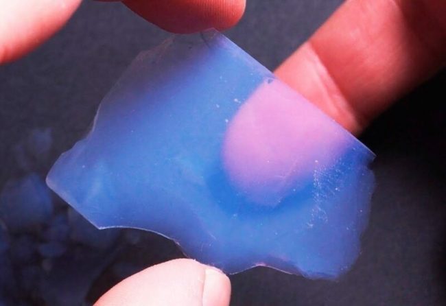 علماء يخترعون مادة غريبة يمكنها مقاومة دهس السيارة.. تتكوَّن من 80% من الماء وشبيهة بالزجاج (فيديو)