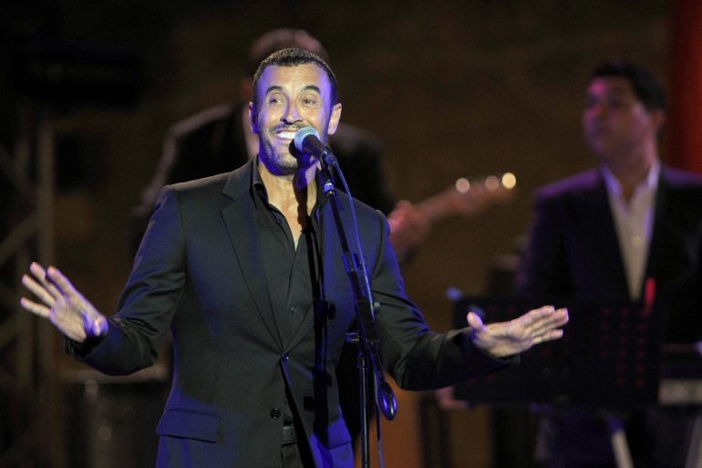 كاظم الساهر يلتقي تمثاله الشمعي في دبي ويعلق مازحاً: “يمتلك كرشاً كبيراً”