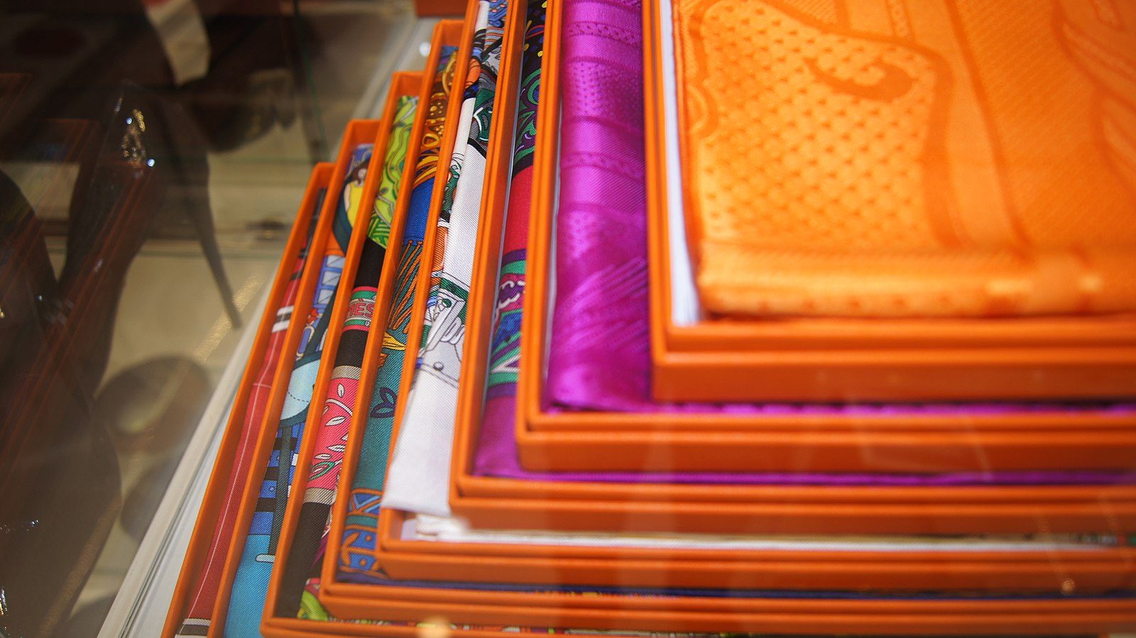 ما سبب شهرة أوشحة Hermès الحريرية