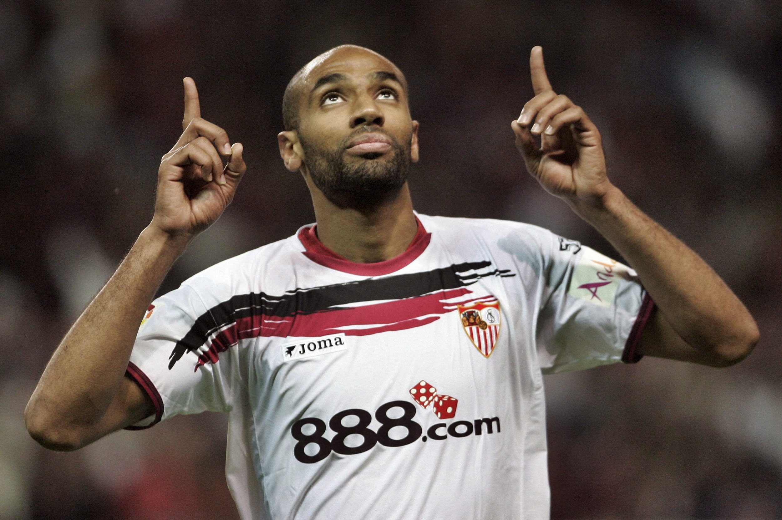 اعتنق الإسلام وهو شاب وتبرع بـ700 ألف لإنقاذ مسجد من الهدم.. أسطورة كرة القدم المنسية عمر كانوتيه