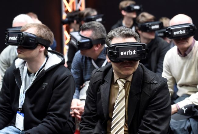 يتجولون في متحف اللوفر وهم في زنازينهم! سجن بكازاخستان يرفّه عن نزلائه بنظارات الواقع الافتراضي