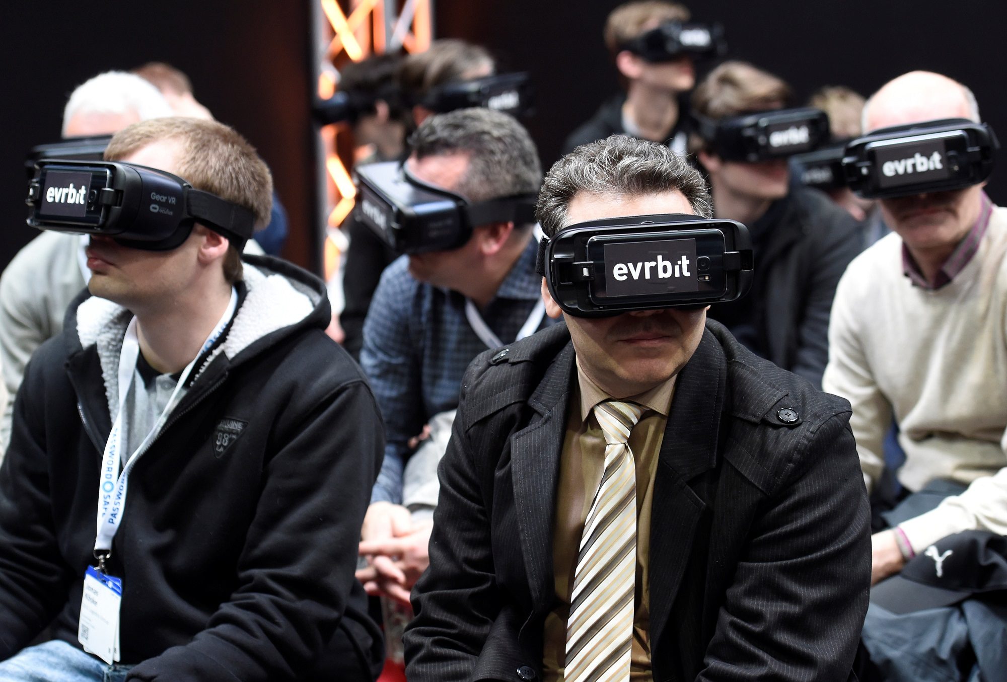 يتجولون في متحف اللوفر وهم في زنازينهم! سجن بكازاخستان يرفّه عن نزلائه بنظارات الواقع الافتراضي