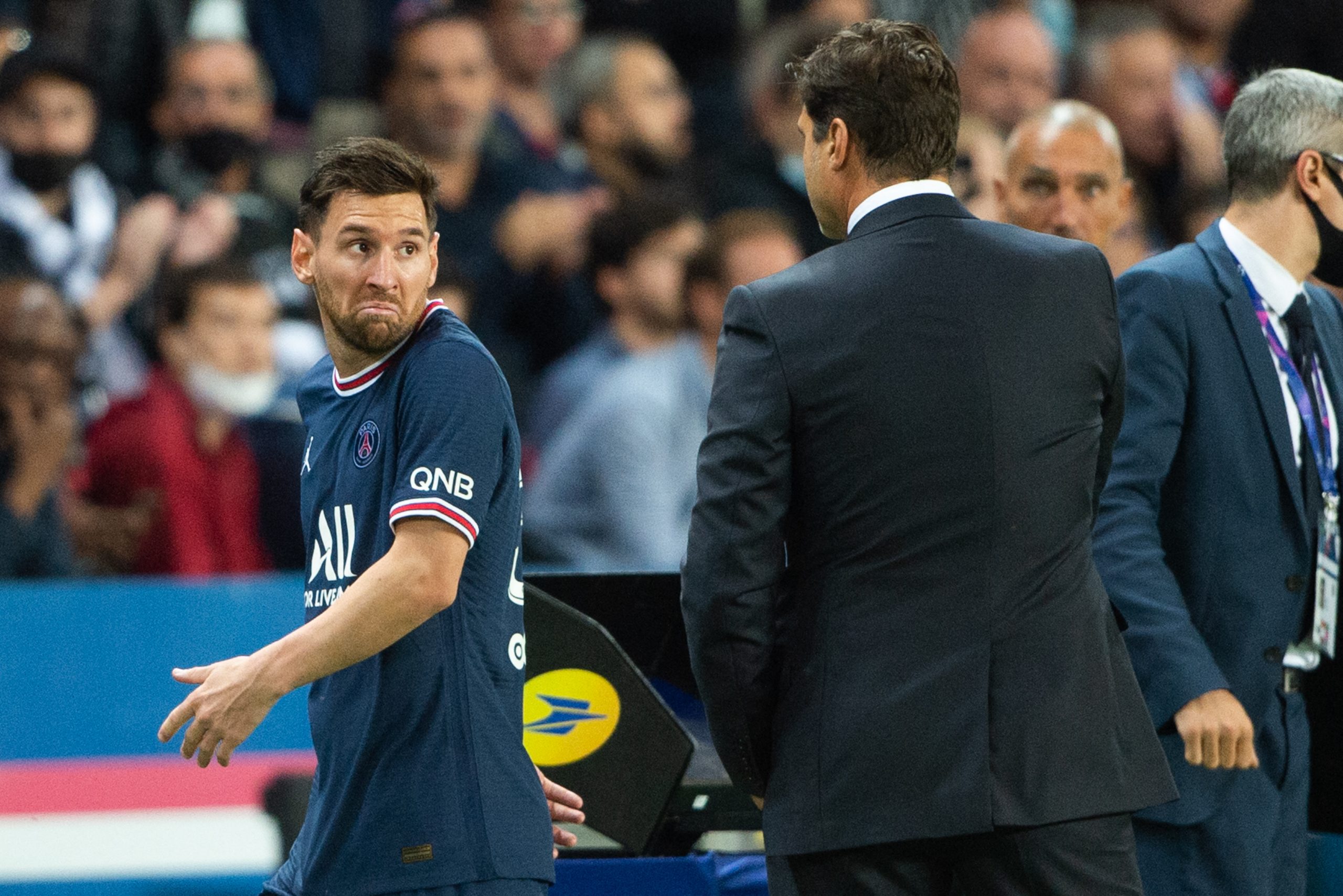 ميسي معترضاً على قرار مدربه بوكيتينو استبداله في مباراة فريقه باريس سان جيرمان وأولمبيك ليون/ رويترز