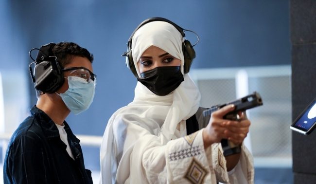 شابة سعودية تقتحم مجالاً يهيمن عليه الذكور.. تُدرب أشخاصاً على استخدام السلاح وفصولها تشهد إقبالاً