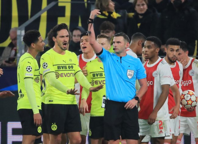 إحداهما للاعب رفض استدعاء الحَكم! حالتا طرد في دوري أبطال أوروبا تثيران جدلاً واسعاً