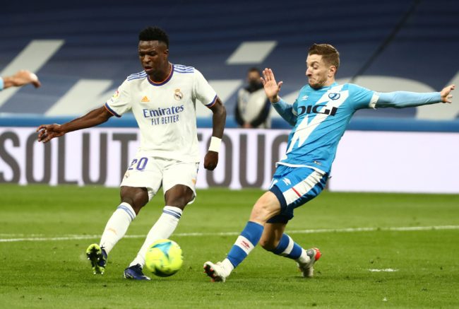 كاد أن يكرِّر روائع مارادونا وميسي.. “اللمسة الأخيرة” تحرم فينيسيوس من هدف تاريخي (فيديو)