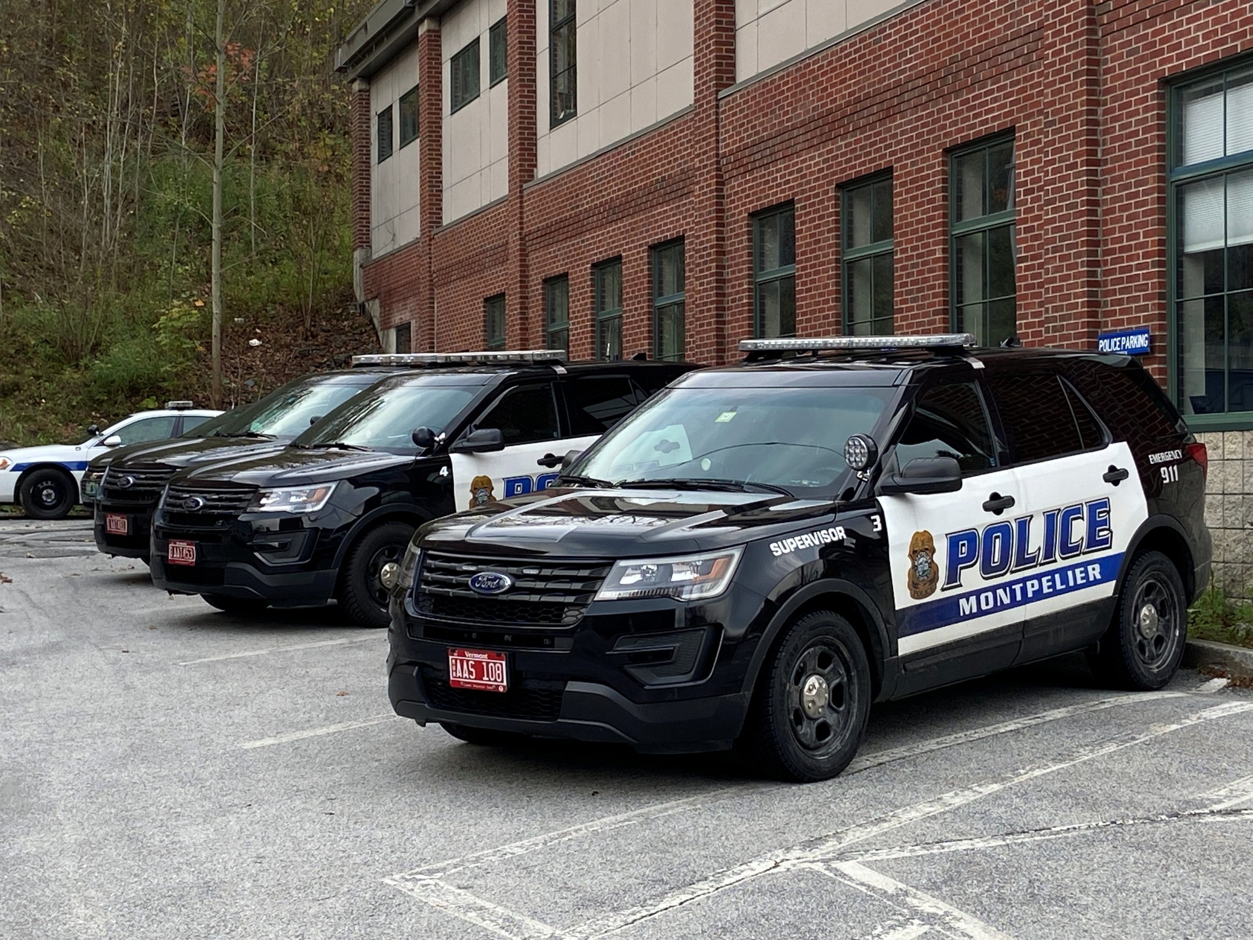 طفلة تضرب لص