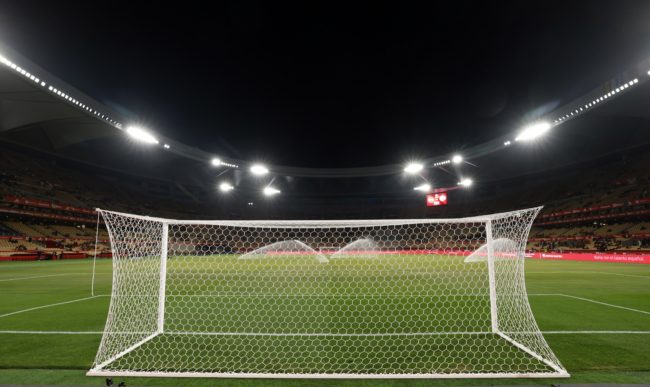 بعد فشل مسؤولي الملعب في إصلاحها.. لاعب كرة قدم يعيد الإضاءة لاستكمال مباراةٍ في إنجلترا