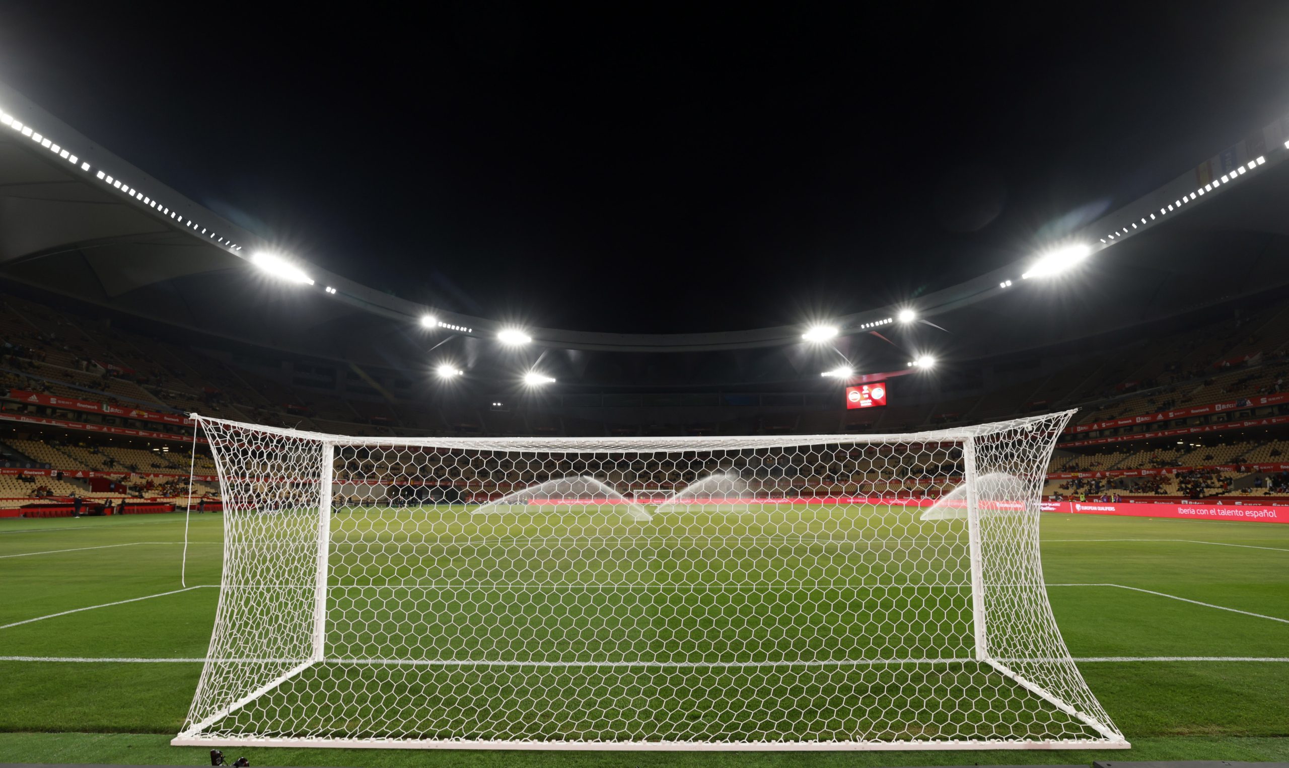 لاعب كرة قدم يتكفل بإضاءة الملعب (رويترز)