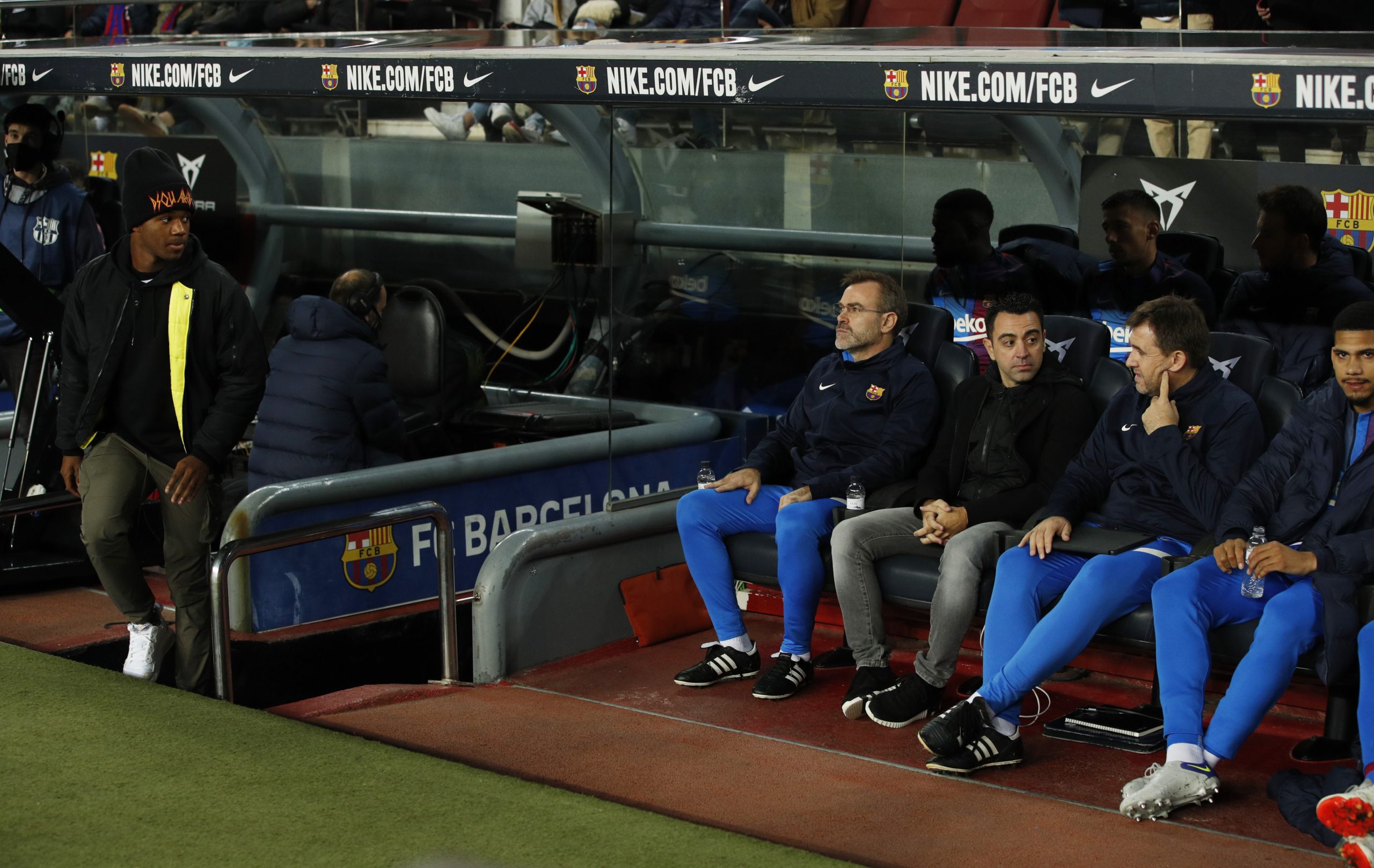 فاتي المصاب حرص على حضور مباراة برشلونة أمام إسبانيول (رويترز)