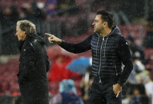 أمامه مهمة صعبة جداً لإنقاذ برشلونة.. هل ينجح تشافي في خطف تذكرة التأهل من “جحيم الأليانز”؟