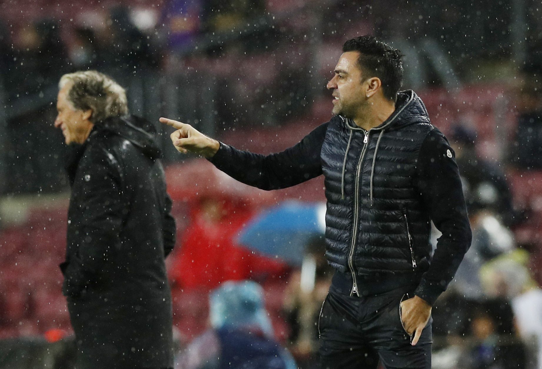 تشافي من مباراة برشلونة مع بنفيكا في دوري أبطال أوروبا/ رويترز